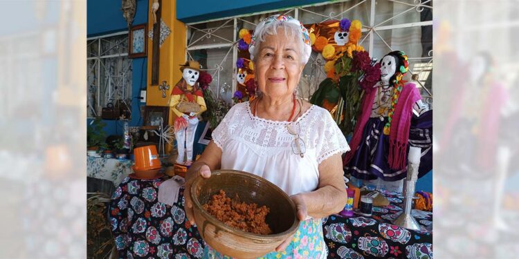 Fotos: Lisbeth Mejía Reyes // La cronista Virginia Ruiz muestra un platillo tradicional llamado pletatamal.
