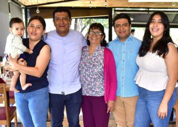 Fotos: Rubén Morales // La familia disfrutó de los ricos platillos del menú, mientras le expresaban sus más sinceras felicitaciones.