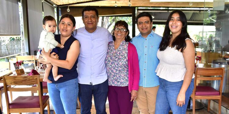 Fotos: Rubén Morales // La familia disfrutó de los ricos platillos del menú, mientras le expresaban sus más sinceras felicitaciones.