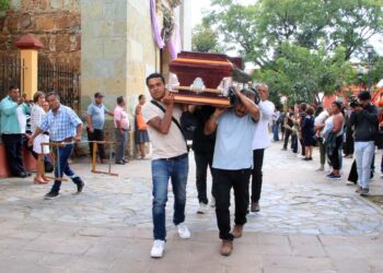 Fotos: Adrián Gaytán // La misa de cuerpo presente se celebró en el templo de Xochimilco.