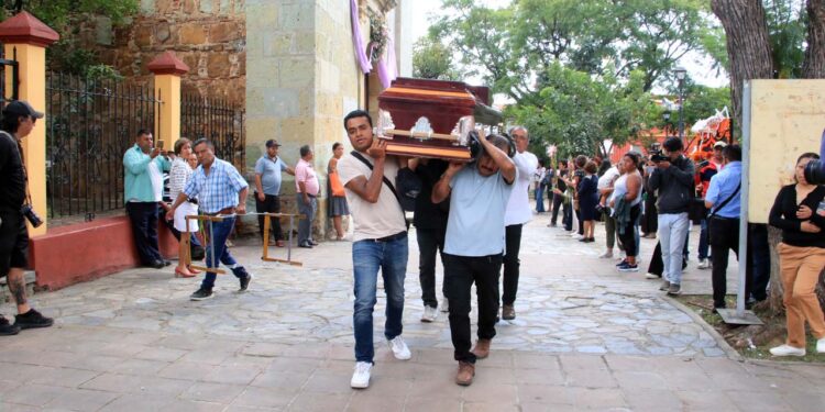 Fotos: Adrián Gaytán // La misa de cuerpo presente se celebró en el templo de Xochimilco.