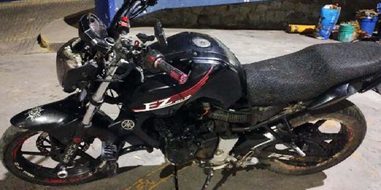 La moto fue abandonada en la calle Bugambilias esquina Pinos, colonia Jardín.