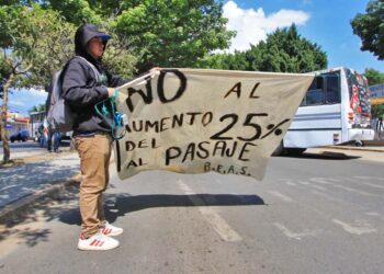 Foto: Adrián Gaytán // La protesta de presuntos estudiantes contra el aumento del pasaje en inmediaciones de CU.