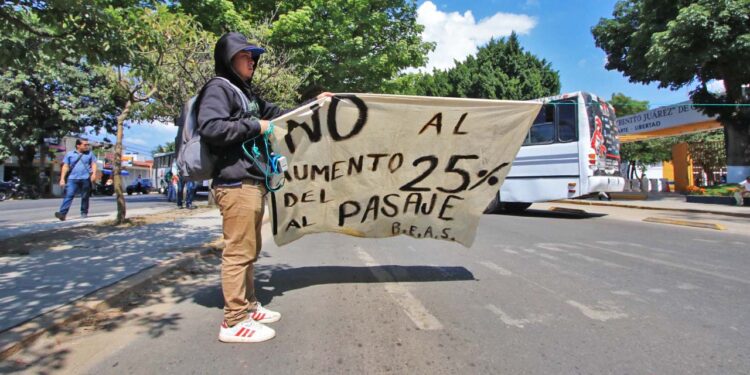 Foto: Adrián Gaytán // La protesta de presuntos estudiantes contra el aumento del pasaje en inmediaciones de CU.
