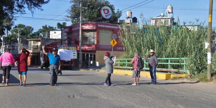 Foto: Jesús Santiago // La protesta de vecinos de Santa Lucía que desencadenó el caos vehicular en la capital.