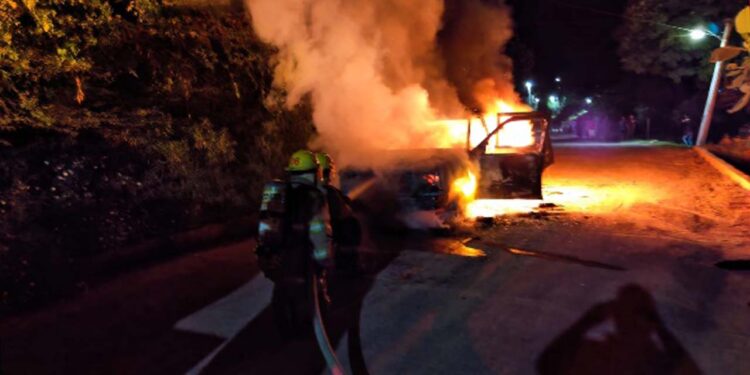 La unidad en llamas era una camioneta marca Ford tipo Explorer sin placas.