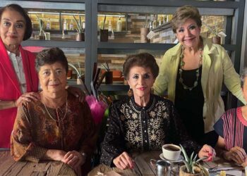 Foto: Rubén Morales // Las amigas entonaron las tradicionales Mañanitas para consentir a Tethé Villanueva en su día.