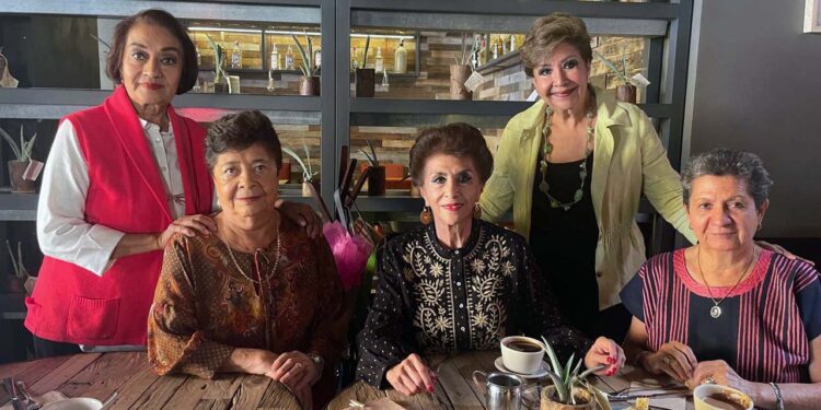 Foto: Rubén Morales // Las amigas entonaron las tradicionales Mañanitas para consentir a Tethé Villanueva en su día.