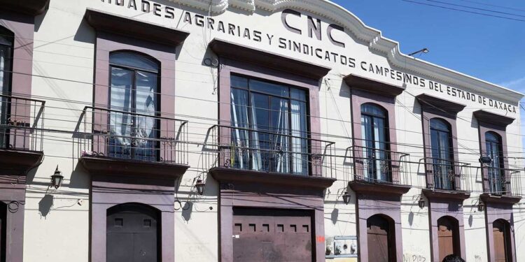 Foto: Luis Alberto Cruz // Las instalaciones que ocupaba la CNC eran ocupadas como salón de fiesta, dice el gobierno del estado. Ahora serán sede del Archivo General del Registro Civil.