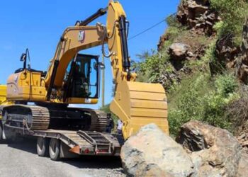 Las rocas y la tierra obstruían el libre tránsito de los automóviles y el transporte público.