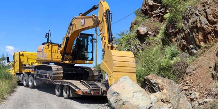 Las rocas y la tierra obstruían el libre tránsito de los automóviles y el transporte público.