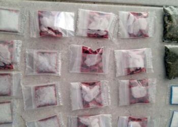 Los agentes localizaron dosis de diversas drogas.