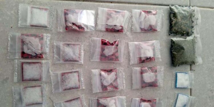 Los agentes localizaron dosis de diversas drogas.