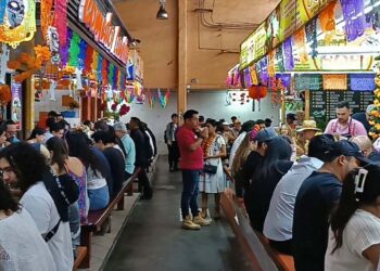Foto: Lisbeth Mejía // Los comedores del mercado 20 de noviembre lucen a tope.