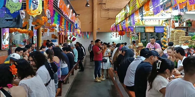 Foto: Lisbeth Mejía // Los comedores del mercado 20 de noviembre lucen a tope.