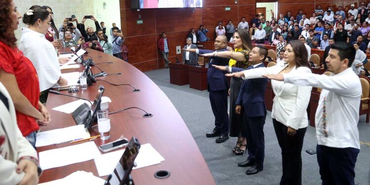 Foto: Luis Alberto Cruz // Los nuevos integrantes de la Jucopo rinden protesta.