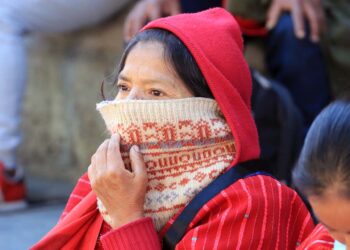 Foto: Adrián Gaytán // Los oaxaqueños han comenzado a protegerse de las rachas de frío.