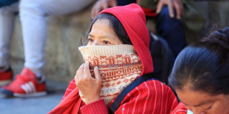 Foto: Adrián Gaytán // Los oaxaqueños han comenzado a protegerse de las rachas de frío.