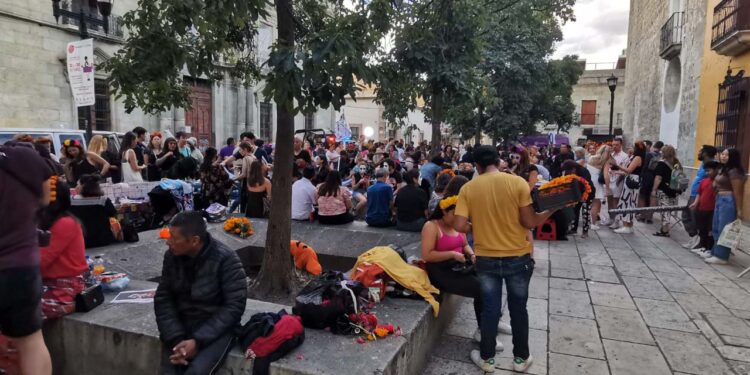 Foto: Jesús Santiago // Los pintacaritas tomaron la plaza a un costado de Catedral.