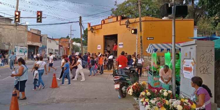 Foto: Lisbeth Mejía // El primer Lunes de Panteón se llevó a cabo en el panteón del Ex Marquesado.