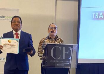Foto: cortesía // Mariana Yáñez y Carlos Morales, recibieron el reconocimiento.