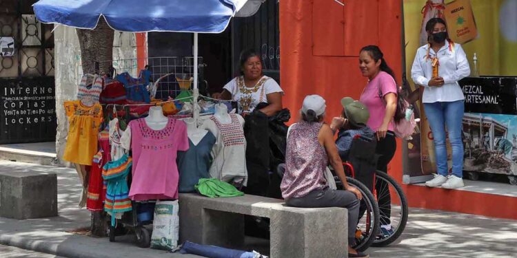 Foto: Luis Alberto Cruz // Más del 80% de trabajadores oaxaqueños se siguen empleando en el comercio informal, lo que genera mayor pobreza laboral.