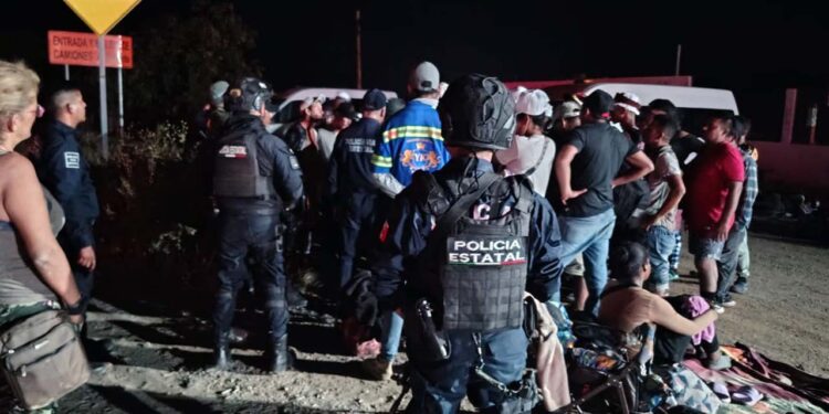 Foto: Gobierno del estado // Migrantes detenidos en inmediaciones de Juchitán.