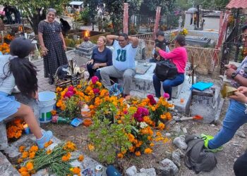 Moles, tamales, bebidas se compartieron entre familias para recordar a los fieles difuntos en el camposanto.