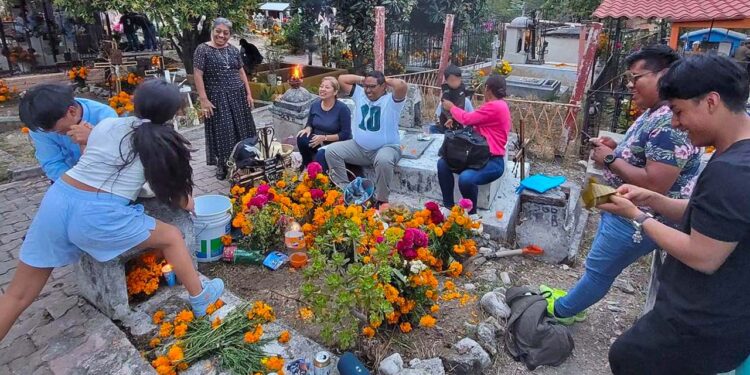 Moles, tamales, bebidas se compartieron entre familias para recordar a los fieles difuntos en el camposanto.