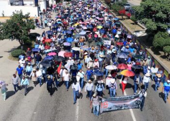 Foto: Adrián Gaytán // Multitudinaria marcha de la Sección 22, aunque las consignas a medio volumen.
