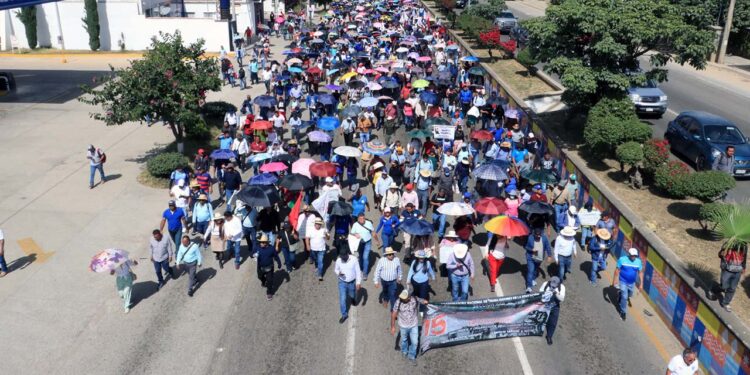 Foto: Adrián Gaytán // Multitudinaria marcha de la Sección 22, aunque las consignas a medio volumen.