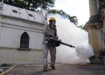 Foto: Gobierno de Oaxaca // Nebulización preventiva en panteones de la ciudad.