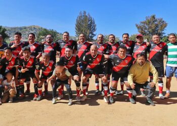Fotos: Leobardo García Reyes // Nova Sistem mantiene el liderato del Futbol de Veteranos.