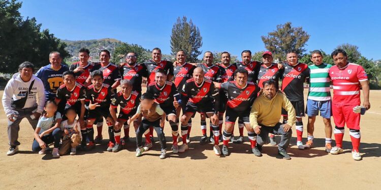 Fotos: Leobardo García Reyes // Nova Sistem mantiene el liderato del Futbol de Veteranos.
