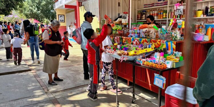 Foto: Archivo El Imparcial // Operativos dentro de escuelas, pero afuera de escuelas, manga ancha a la comida chatarra.