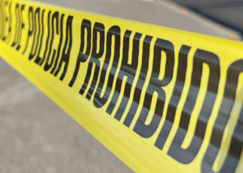 Rescatan a niño de su desquiciado abuelo que lo amagaba con un cuchillo en Tlalnepantla