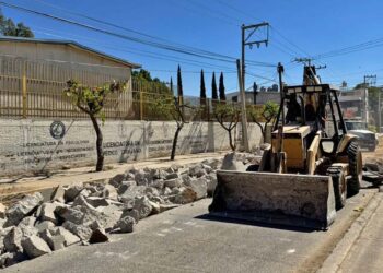 Fotos: Álvaro Cuitláhuac López // Por graves problemas estructurales, vuelven a quitar el pavimento del Circuito Interior, en el tramo del Parque del Amor al entronque con la calle Eulalio Gutiérrez.