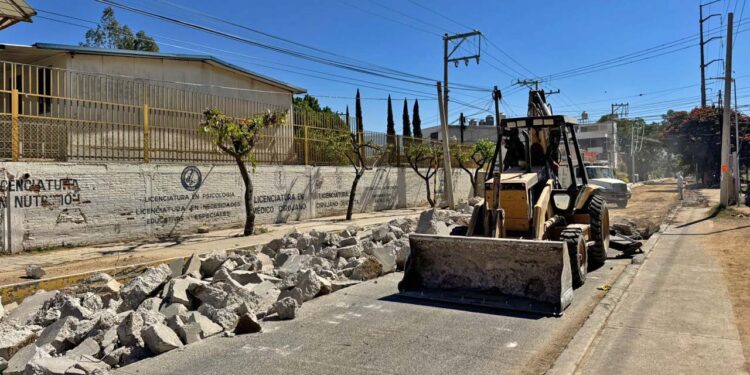Fotos: Álvaro Cuitláhuac López // Por graves problemas estructurales, vuelven a quitar el pavimento del Circuito Interior, en el tramo del Parque del Amor al entronque con la calle Eulalio Gutiérrez.