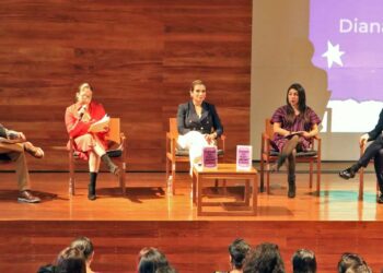 Fotos: Adrián Gaytán // La activista por los derechos de las mujeres y de las infancias, Diana Luz Vázquez, presenta su libro “Salvavidas para Madres Autónomas”.