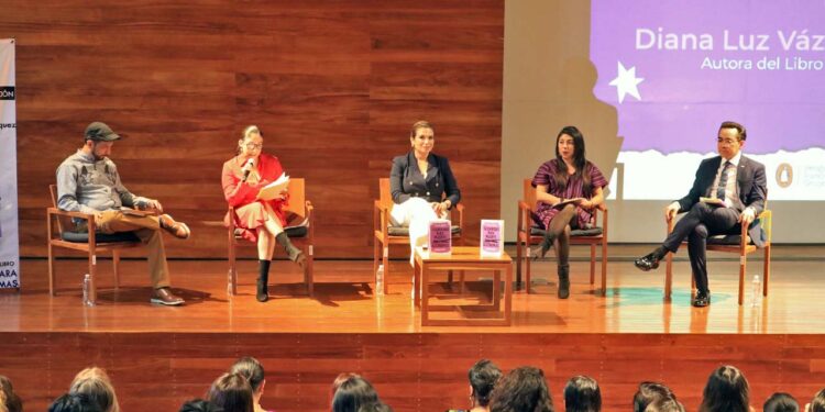 Fotos: Adrián Gaytán // La activista por los derechos de las mujeres y de las infancias, Diana Luz Vázquez, presenta su libro “Salvavidas para Madres Autónomas”.