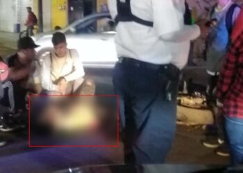 Paramédicos acudieron al lugar para brindar atención al lesionado.