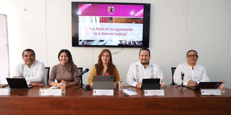 Foto: IEEPCO // Participantes del panel: Los retos de la organización de la Reforma Judicial.