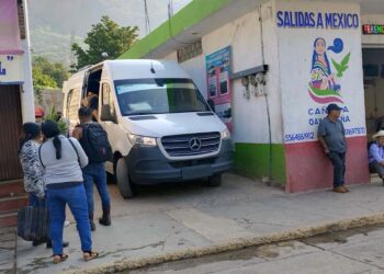 Pasajeros piden operativos a la SCT para mejorar el servicio que brindan las camionetas del servicio público.