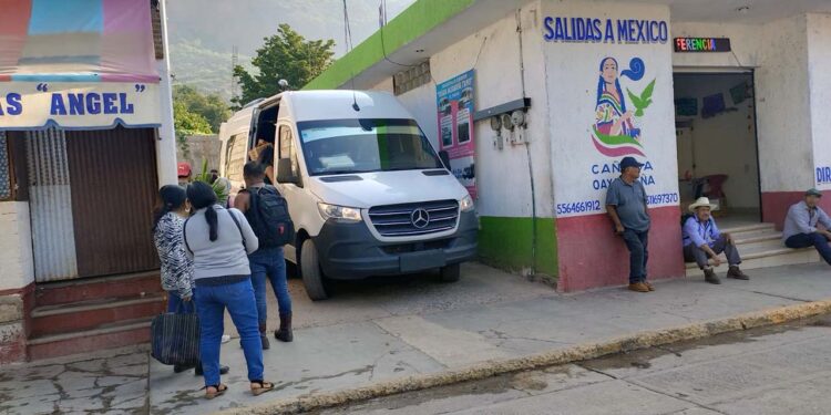 Pasajeros piden operativos a la SCT para mejorar el servicio que brindan las camionetas del servicio público.