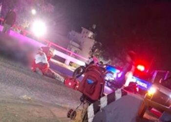 Personal de la Cruz Roja Mexicana le brindó los primeros auxilios a la afectada.