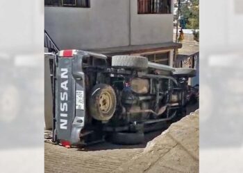 Presuntamente, intentaba maniobrar cuando volcó con la camioneta.