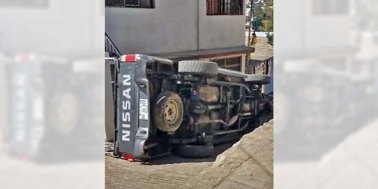 Presuntamente, intentaba maniobrar cuando volcó con la camioneta.