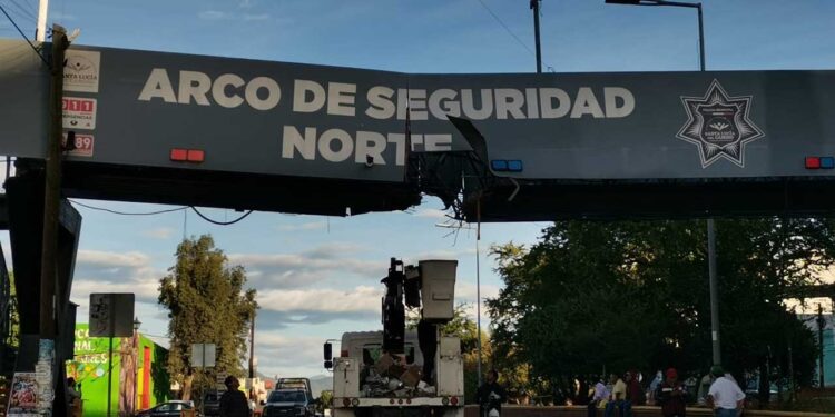 Se mantiene cerrado el paso puente de Las Flores