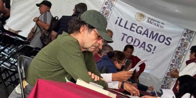 Explota Quadri tras críticas por registrarse a Pensión Bienestar