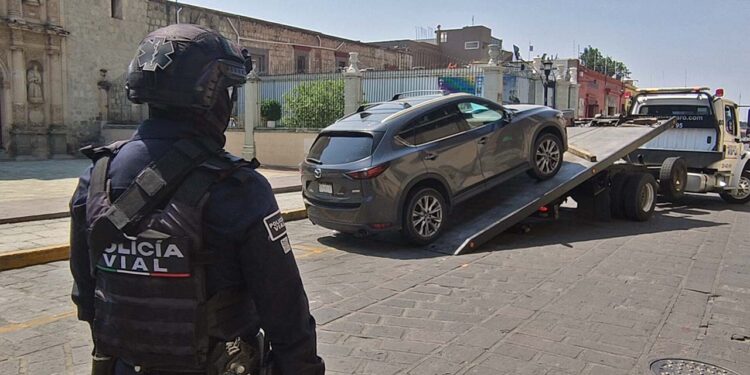 Foto: Adrián Gaytán // Rechazan acuerdo con gruyeros, pero siempre son llamados por agentes de vialidad.